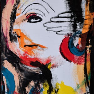 Puede incluir: Pintura abstracta de un rostro con pinceladas audaces. La obra presenta un fondo blanco con un rostro delineado en negro. Acentos de rojo, amarillo, naranja y azul a&ntilde;aden color al retrato. Se aprecia un pendiente rojo y azul.