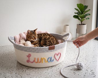 Panier pour chat personnalisé, nid tissé à la main, lit pour animal de compagnie avec jouet, panier brodé pour chat, cadeau pour maman chat, cadeau d'anniversaire pour animal de compagnie