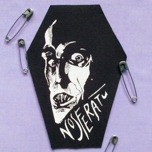 Toppe da cucire a forma di bara di Nosferatu per Halloween e orrore