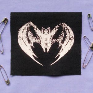 Hartvormige vleermuis Halloween Goth-naaistenen (zwart-witversie)