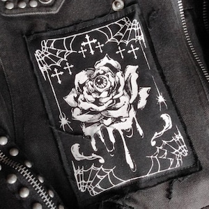 Rose avec des toiles d'araignées et des croix, globe oculaire fondant, patchs à coudre Halloween horreur