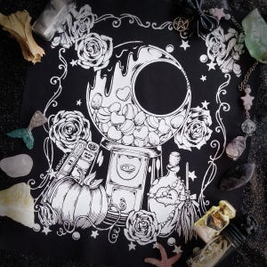 Könnte beinhalten: Schwarz-Weiß-Illustration auf schwarzem Hintergrund mit einem Kaugummiautomaten voller herzförmiger Süßigkeiten. Rosen, Sterne und ein Kürbis umgeben die Maschine. Der Text "NEOSHIKI" ist enthalten.