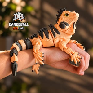 Op de afbeelding: Een gearticuleerd leguaanfiguur met een perzikkleurig lichaam met zwarte strepen en stekels langs de rug en staart. Het figuur heeft een getextureerde huid, gedefinieerde klauwen en het logo DB DANCEBALL 3DLab in de linkerbovenhoek.