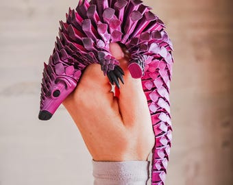 Tweekleurig gelede pangolin-speelgoed bedrukt 25 cm – flexibel bureau, realistische schalen