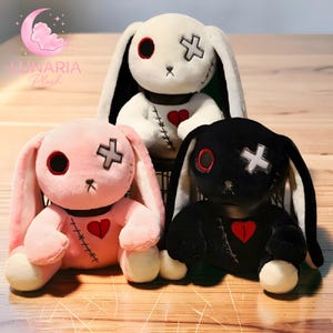 Può includere: Una tazza di ceramica bianca con manico nero e la scritta "But First, Coffee" in stile scritto a mano. La tazza è su una superficie bianca. La tazza è alta 10 cm.