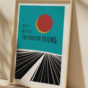 Könnte beinhalten: Rustikales Holzschild mit dem Text "Welcome to our home" in weißer Schrift. Das Schild hat eine Used-Optik und ein schlichtes, einladendes Design, perfekt für den Eingangsbereich.