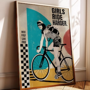 Könnte beinhalten: Gerahmtes Poster mit einer Radfahrer-Illustration. Das Kunstwerk zeigt eine Frau auf einem Fahrrad mit dem Text "GIRLS RIDE HARDER" und "RIDE FAST LIVE FREE". Die Farbpalette umfasst Schwarz, Weiß, Gelb, Rot und Türkis.