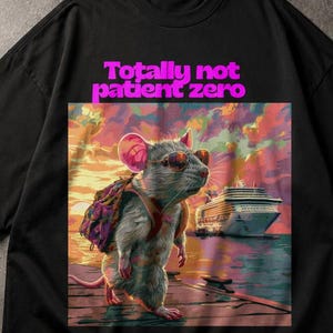 Può includere: T-shirt nera con una grafica colorata di un topo con zaino e occhiali da sole, in piedi su un molo con una nave da crociera sullo sfondo. Il testo "Totally not patient zero" è stampato sopra la grafica.