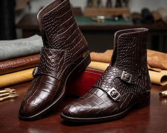 Botas exóticas de piel auténtica con textura de cocodrilo, hechas a mano y a medida, con doble hebilla. Botas Chukka altas de tobillo con construcción Goodyear para hombre.