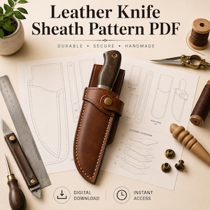 Op de afbeelding: Een bruine lederen messchede met een metalen drukknoop, rustend op een geprint papieren patroon met het label Leather Knife Sheath Pattern PDF. De lay-out bevat montageschema's, een metalen liniaal, een hobbymes en lederbewerkingsgereedschap.