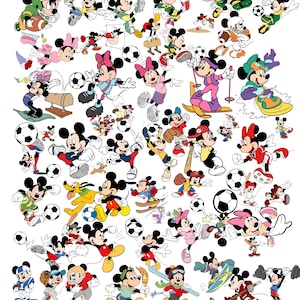Può includere: Una collezione di personaggi Disney tra cui Topolino, Minnie e Pluto impegnati in varie attività sportive come calcio, sci, baseball e sollevamento pesi, con numerosi palloni da calcio bianchi e neri su uno sfondo bianco.