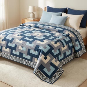 Puede incluir: Una colcha de cama con un patrón geométrico en tonos azul marino, azul claro, gris y crema. La colcha tiene un borde con diseño de greca griega y se muestra sobre una cama con almohadas azul marino, azul claro y crema y una lámpara.