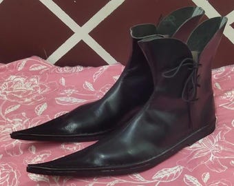 Botas renacentistas de punta afilada – Zapatos de cuero hechos a mano para disfraces – Calzado medieval para ferias y cosplay.