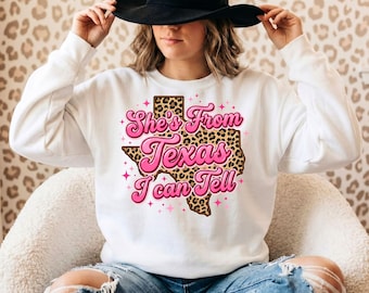 Orgullo texano PNG, Ella es de Texas, Estampado de leopardo, Gráfico de Texas, Frase divertida, Diseño de camiseta para mujer, Camiseta de Texas, (Descarga digital)