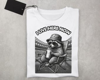 Camiseta divertida con mapache en un campo de béisbol / Diseño de camiseta de mamá con mapache bebiendo café helado / (Descarga digital)