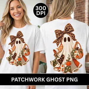 Może przedstawiać: Biały t-shirt z grafiką ducha ozdobionego kokardą w panterkę, trzymającego koszyk w kształcie dyni. Duch jest udekorowany różnymi jesiennymi łatami z tkaniny, w tym pomarańczową kratą oraz wzorami w kwiaty i jodełkę.