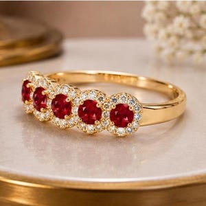 Anillo de boda de oro amarillo macizo de 14 quilates con rubí rojo natural de 4,50 quilates y diamantes.