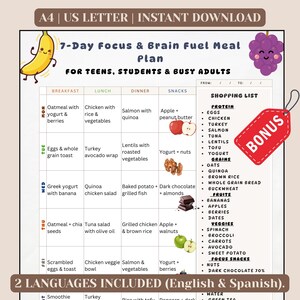 Puede incluir: Una taza de cerámica blanca con un asa negra y el texto "But First, Coffee" en negrita negra. La taza se encuentra sobre un fondo borroso, sugiriendo un ambiente acogedor.