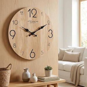 Könnte beinhalten: Eine weiße Keramik-Tasse mit schwarzem Henkel und dem Text "But First, Coffee" in fetter, schwarzer Schrift. Die Tasse steht vor einem neutralen Hintergrund, der ihr schlichtes Design hervorhebt.