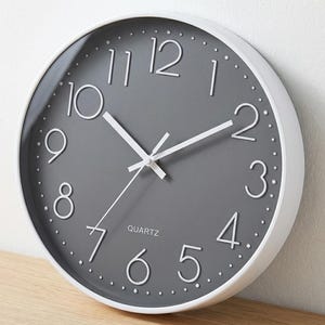 Puede incluir: Un letrero de madera rústica con el texto "Welcome to our home" en letras blancas. El letrero presenta un acabado envejecido, ideal para la decoración de la entrada.