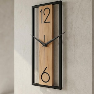 Può includere: Una tazza di ceramica bianca con un manico nero e la scritta "But First, Coffee" in stile scritto a mano. La tazza è su una superficie bianca. La tazza è alta circa 10 cm.