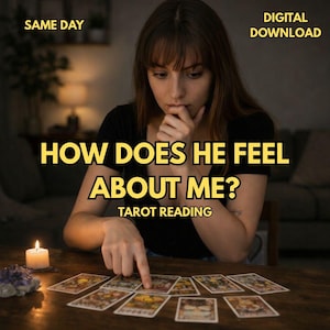 Pode incluir: Uma pessoa está sentada a uma mesa de madeira, com cartas de tarot dispostas à sua frente. O texto "HOW DOES HE FEEL ABOUT ME? TAROT READING" é exibido em letras amarelas grandes. As palavras "SAME DAY" e "DIGITAL DOWNLOAD" também são visíveis.