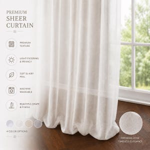 Pode incluir: Uma cortina branca semitransparente pendurada em frente a uma janela. O texto na imagem diz: PREMIUM SHEER CURTAIN, PREMIUM TEXTURE, LIGHT FILTERING & PRIVACY, SOFT & AIRY FEEL, MACHINE WASHABLE, BEAUTIFUL DRAPE & FINISH, 4 COLOR OPTIONS, PREMIUM LOOK.