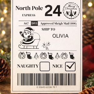 Puede incluir: Una tarjeta navideña con un diseño de North Pole Express. Presenta una ilustración de Papá Noel en un trineo, el número 24 y el texto "Merry Christmas". Incluye una marca de verificación "Nice" y un código de barras.