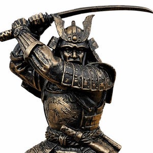 Op de afbeelding: Bronzen beeld van een samoerai-krijger in een dynamische pose, met een katana-zwaard omhoog. Het beeld heeft gedetailleerde pantser en helm en staat op een getextureerde, rotsachtige basis. Decoratief item.