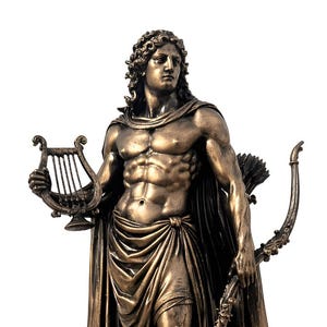 Peut inclure: Statue de bronze d'Apollon, une figure classique, tenant une lyre et un arc et des flèches. La statue est sur une base rectangulaire avec le nom "Apollōn" inscrit. La figure est drapée de tissu et a de longs cheveux bouclés.