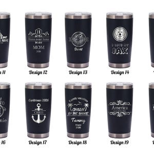 Puede incluir: Una taza de cer&aacute;mica blanca con un asa negra y el texto "But First, Coffee" en negro, con una fuente de estilo manuscrito. La taza est&aacute; sobre una superficie blanca.
