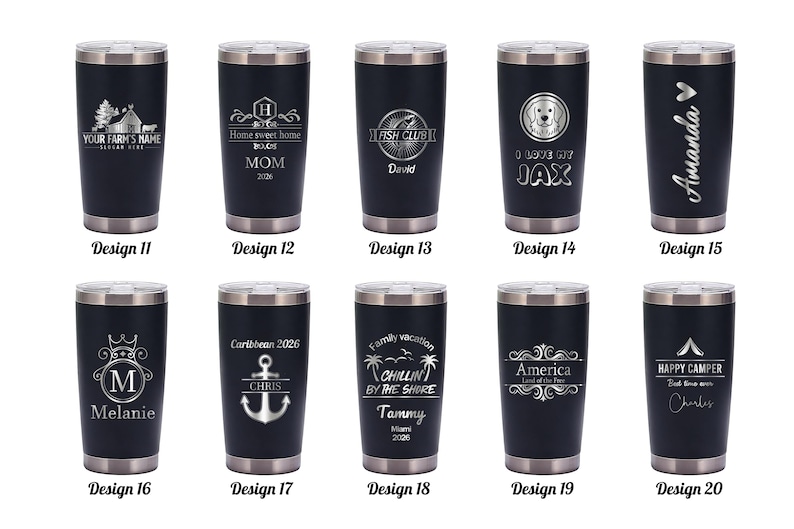 Puede incluir: Una taza de cer&aacute;mica blanca con un asa negra y el texto "But First, Coffee" en negro, con una fuente de estilo manuscrito. La taza est&aacute; sobre una superficie blanca.