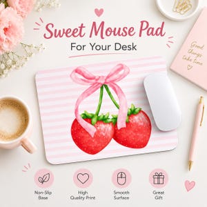 Könnte beinhalten: Ein rechteckiges Mauspad mit einem hellrosa-weißen horizontalen Streifenmuster und zwei roten Erdbeeren, die mit einer rosa Schleife zusammengebunden sind. Der Text Sweet Mouse Pad For Your Desk steht über der Erdbeer-Illustration.