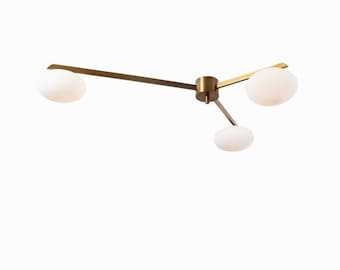 Lustre Sputnik moderno em latão, luminária de embutir de 3 braços estilo meados do século XX.