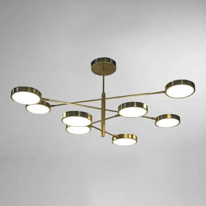 Lámpara de techo LED moderna dorada, minimalista, con múltiples brazos.