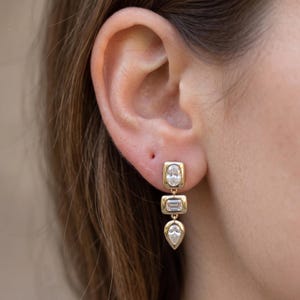 Pendientes colgantes de oro con diamantes de múltiples formas, par de pendientes colgantes lineales de esmeraldas ovaladas en forma de pera, aros geométricos minimalistas, joyería de lujo delicada.