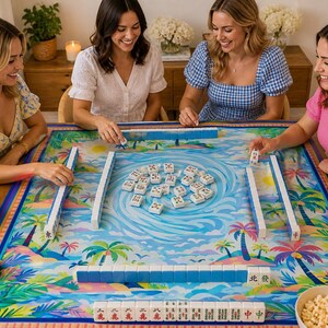 Pu&ograve; includere: Quattro donne giocano a Mahjong su un tavolo con un tappetino a tema tropicale. Le tessere sono bianche con simboli neri. Sono visibili ciotole con snack e bevande. La scena &egrave; luminosa e colorata.