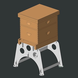 Puede incluir: Una colmena de madera con dos cajas apiladas y una parte superior plana, colocada sobre un soporte de metal plateado. Las cajas tienen asas curvas. El soporte tiene un diseño curvo con recortes circulares y una base rectangular.