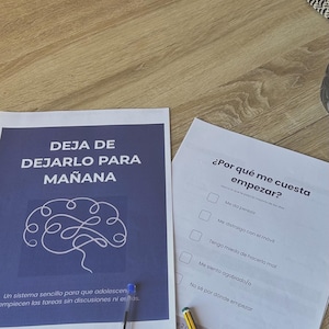 Puede incluir: Dos hojas de papel blanco con texto en español y una ilustración de un cerebro. La hoja izquierda se titula DEJA DE DEJARLO PARA MAÑANA. La hoja derecha se titula ¿Por qué me cuesta empezar? con una lista de verificación. Un bolígrafo azul y un lápiz amarillo están colocados encima.