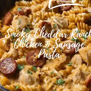 Puede incluir: Primer plano de una sartén llena de Smoky Cheddar Ranch Chicken & Sausage Pasta. La pasta es de color dorado, mezclada con trozos de pollo y salchicha, y cubierta con una salsa cremosa. El texto "one pot" y "instant download" son visibles.