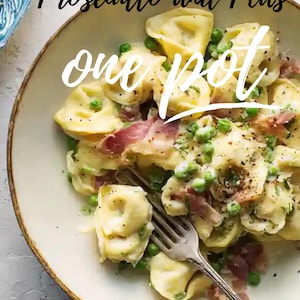 Tortellini i en gryta med prosciutto och ärtor PDF | Recept på krämig pastamiddag | Direktnedladdning