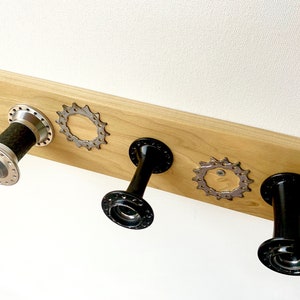 Rack de abrigo hecho a mano de piezas de bicicleta recicladas y madera recuperada, decoración industrial y Steampunk imagen 4