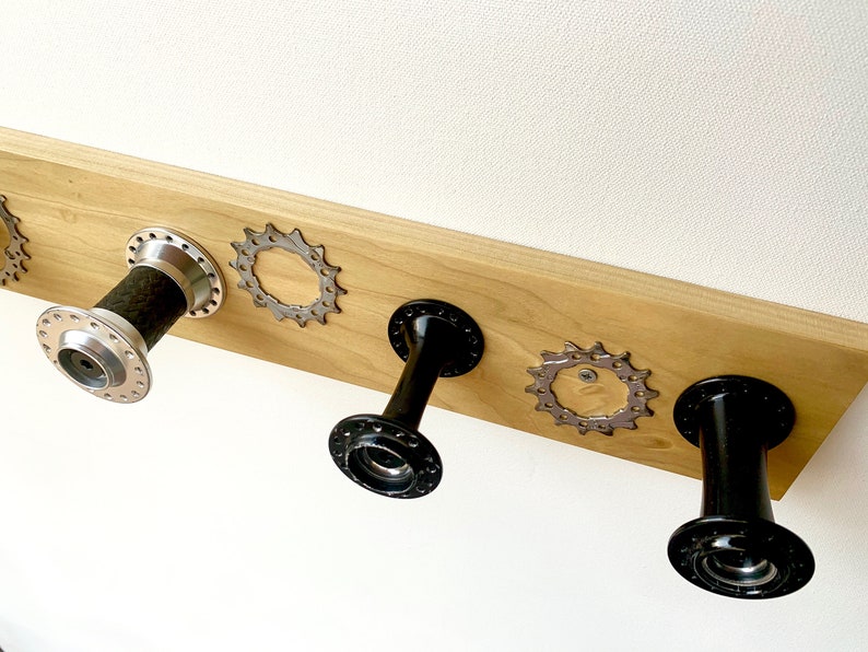 Rack de abrigo hecho a mano de piezas de bicicleta recicladas y madera recuperada, decoración industrial y Steampunk imagen 4