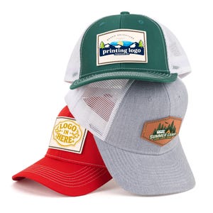 Może przedstawiać: Trzy czapki typu trucker ułożone jedna na drugiej. Górna czapka jest zielona z białym tyłem z siatki i naszywką z napisem "printing logo". Środkowa czapka jest szara z białym tyłem z siatki. Dolna czapka jest czerwona z naszywką "logo in here".