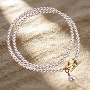 Delikat halsband med nyckelben i rispärla, förgyllt OT-spänne, minimalistiska sommarsmycken