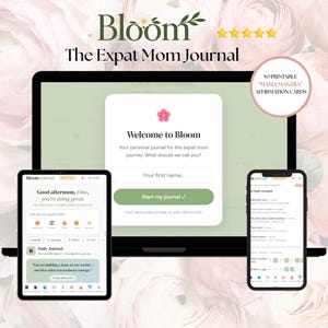 Può includere: Interfaccia di diario digitale su laptop, tablet e telefono. Il diario si intitola "Bloom: The Expat Mom Journal" e include una schermata di benvenuto, voci di diario giornaliere e carte di affermazione. La combinazione di colori è verde tenue e rosa.