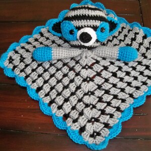 Gehaakte sok wasbeer Lovey Turquoise en grijs
