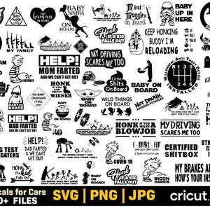 Op de afbeelding: Een verzameling zwart-witte autostickers met diverse humoristische zinnen en afbeeldingen. Ontwerpen omvatten babythema's, Star Wars-referenties en grappige uitspraken. De onderste tekst luidt "Decals for Cars 100+ FILES SVG | PNG | JPG".