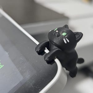 Schwarze Katze als Monitor-Figur, winzige Computer-Halterung, niedliches, hervorlugendes Kätzchen als Schreibtisch-Accessoire, Laptop-Kanten-Dekoration, Geschenk für Katzenliebhaber