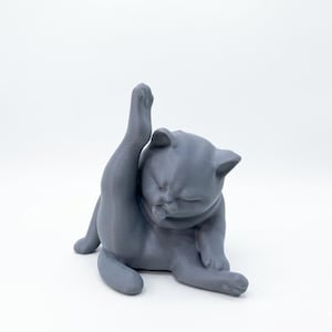 Könnte beinhalten: Ein Set aus drei Keramikbechern mit gesprenkelter, matter Oberfläche. Die Becher sind in Creme-, Hellgrau- und Dunkelgrautönen gehalten. Jeder Becher hat ein schlichtes, minimalistisches Design.